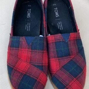 TOMS: Women’s SZ: 8, Slip-on Shoes in Buffalo Red & Blue Felt/Flannel Shoes. new